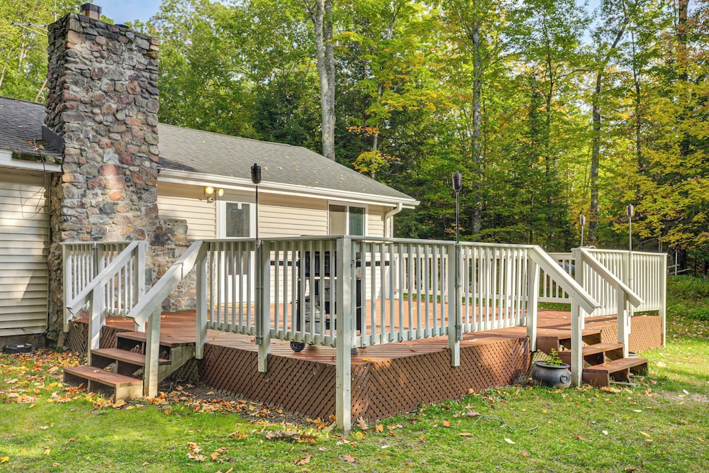4 Mi to Lake: Secluded Northwoods Getaway