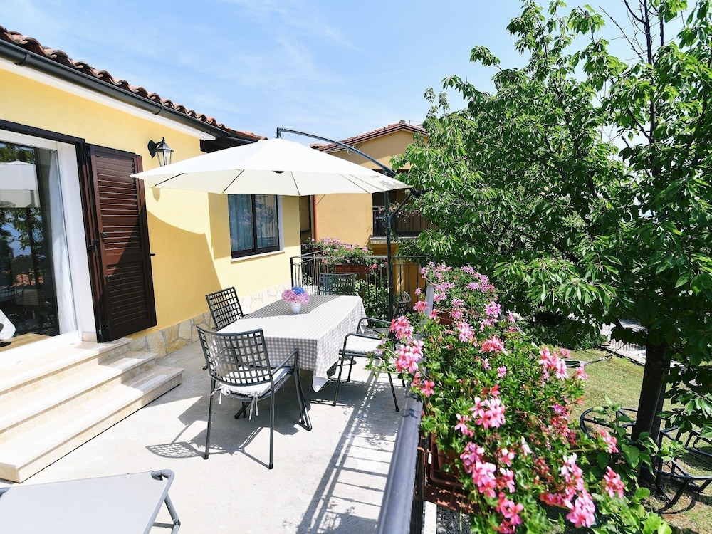Charming Holiday Home With Terrace and Garden - One Bedroom Holiday Home