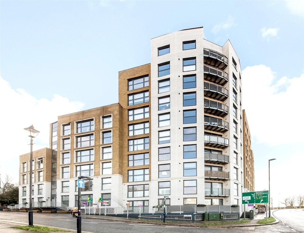 Coastal Comfort With Parking