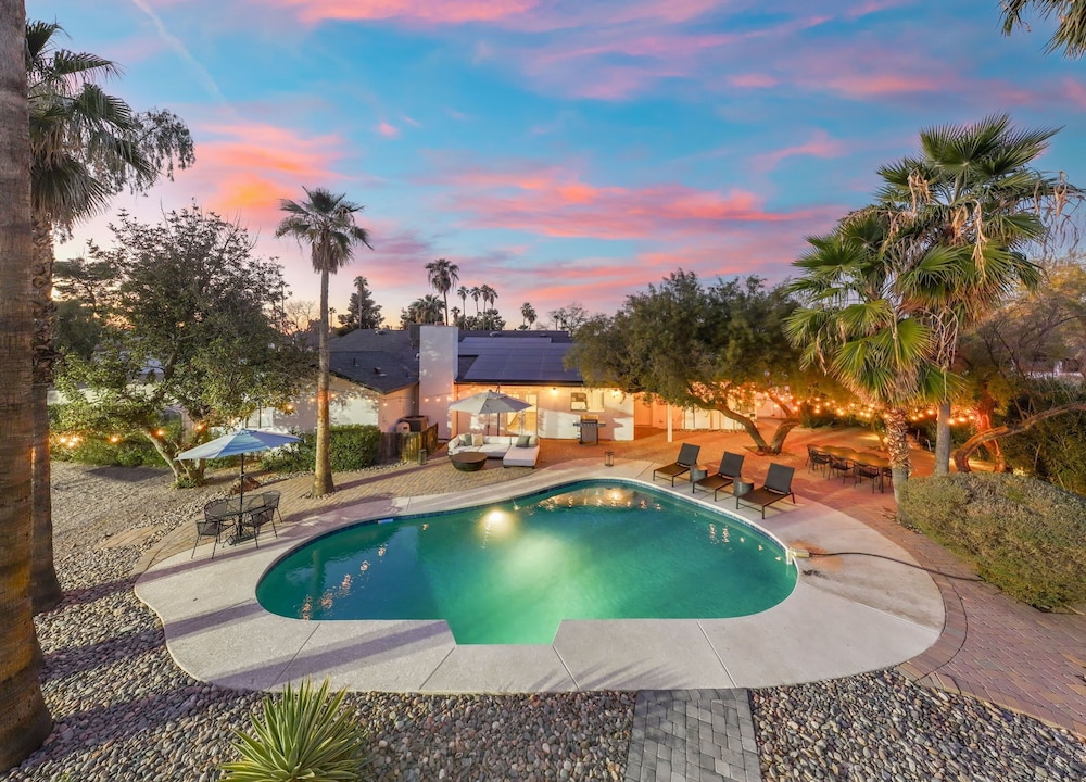 Pickle Putt Retreat Pool Pickleball Putt Grn