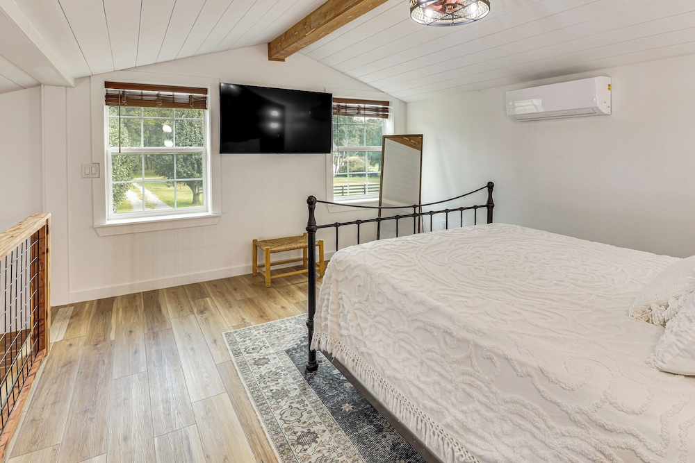 Luxe Stable Suite: Farm Stay in Lebanon!