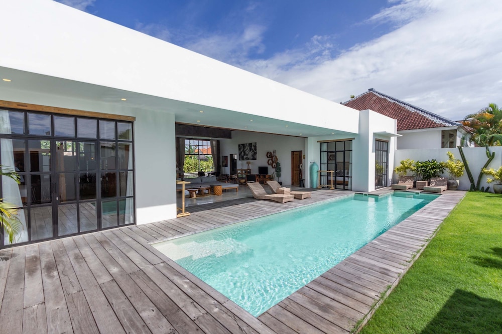 Villa Maje by Alfred in Bali - Tropical 3BD Villa w Pool Near Batu Belig Beach