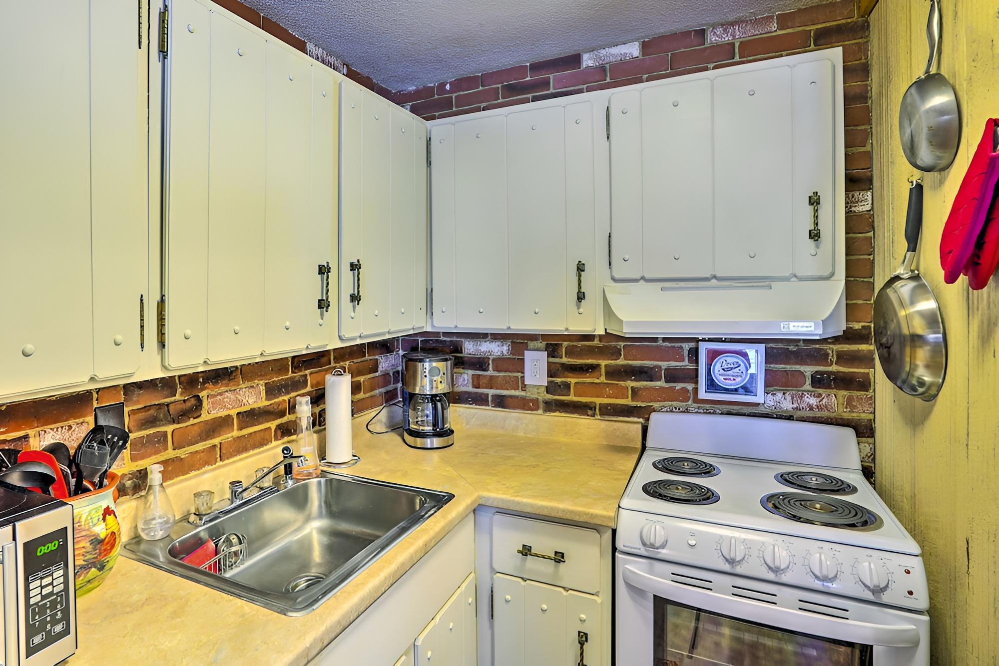 Cozy Mount Snow Condo w/ Shuttle: 1 Mi to Slopes! view 5