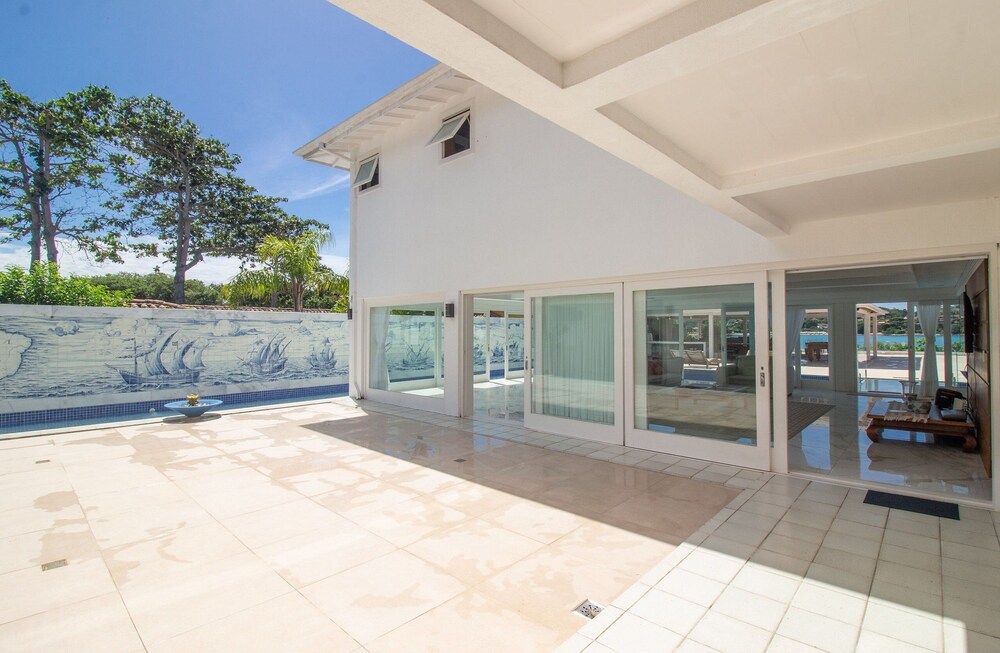 Mansão Pé na Areia Ferradura com 4Suítes