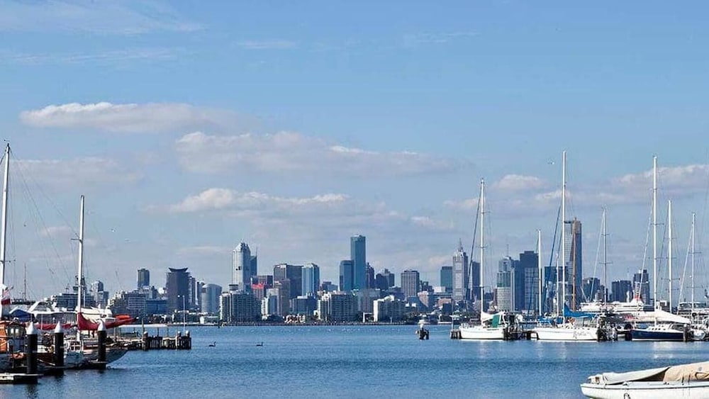 Southbank 2BR High City Views Enjoy Wine, Gym, Pool, Wifi