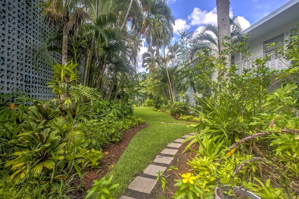 Upscale Naples Condo w/ Pool Access: Walk to Pier!