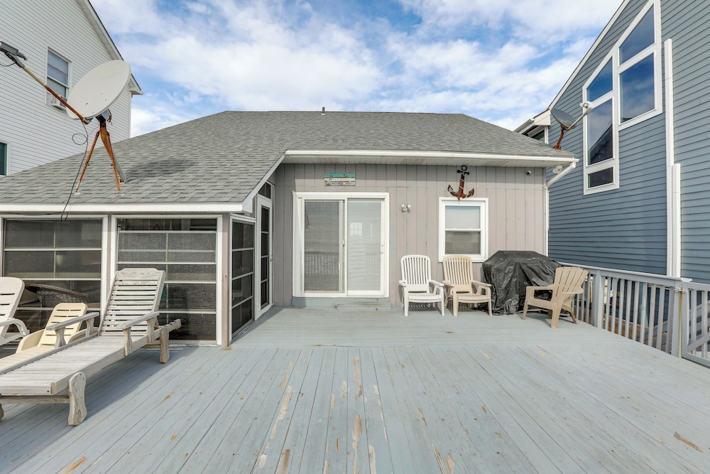 Walk to Public Beach: Bayfront Jersey Home w/ View