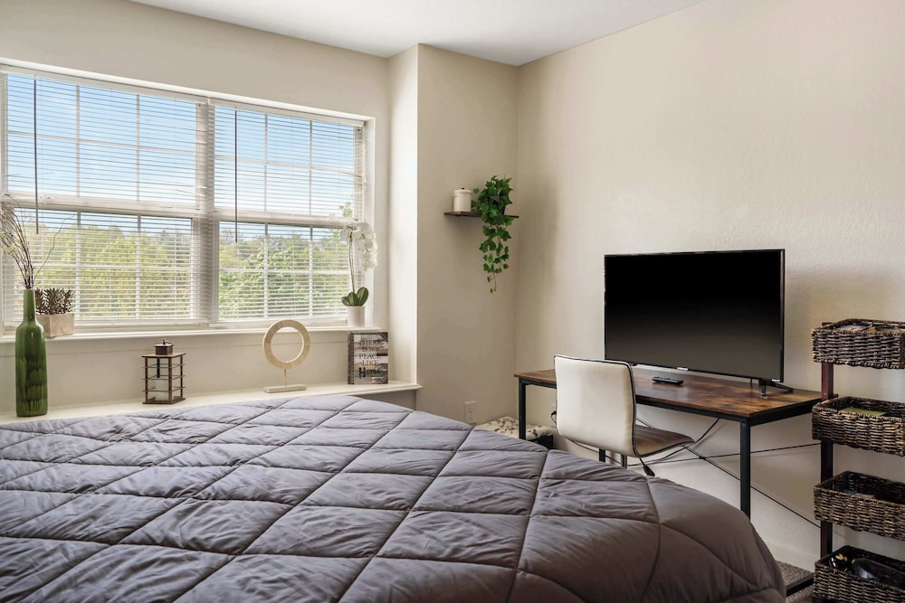 Peaceful Resort Condo Holiday Home for 6