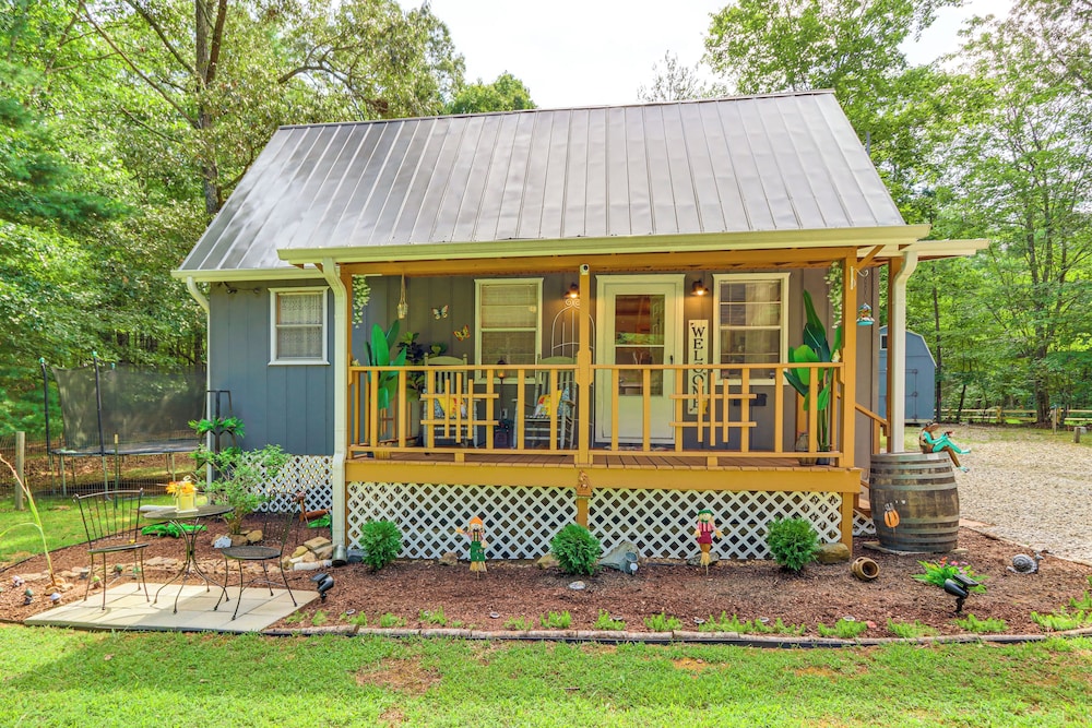 Pet-friendly Mtn Retreat w/ Yard in Blairsville!