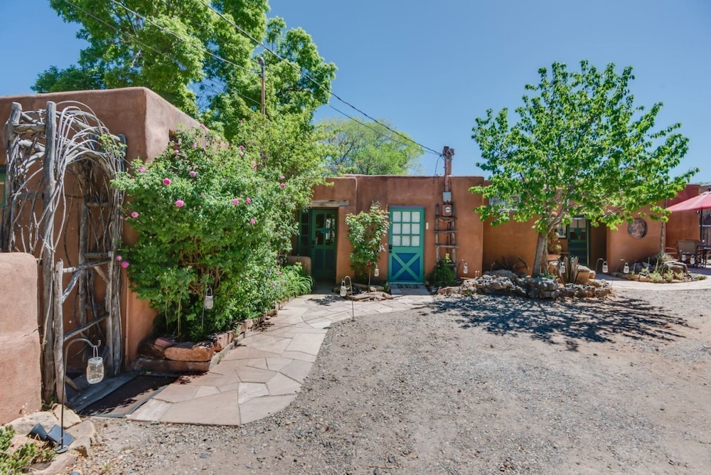 Mariposa - Authentic Adobe Home, One Block Canyon Road and Five Blocks to the Plaza, Hot Tub, Kiva Fireplace