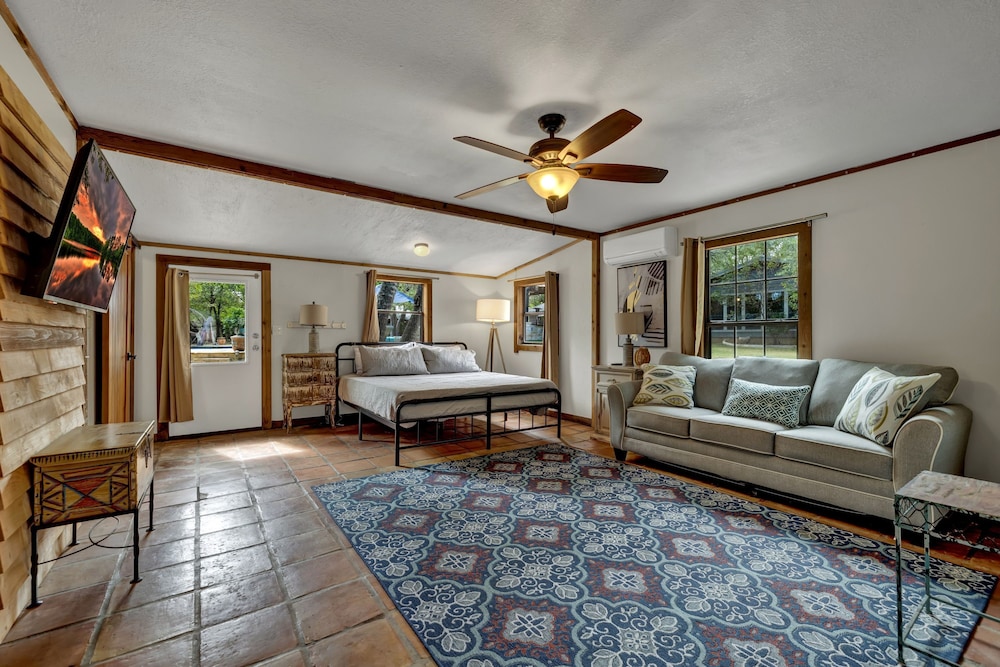 Terracotta Oasis - Wimberley for 30 Guests