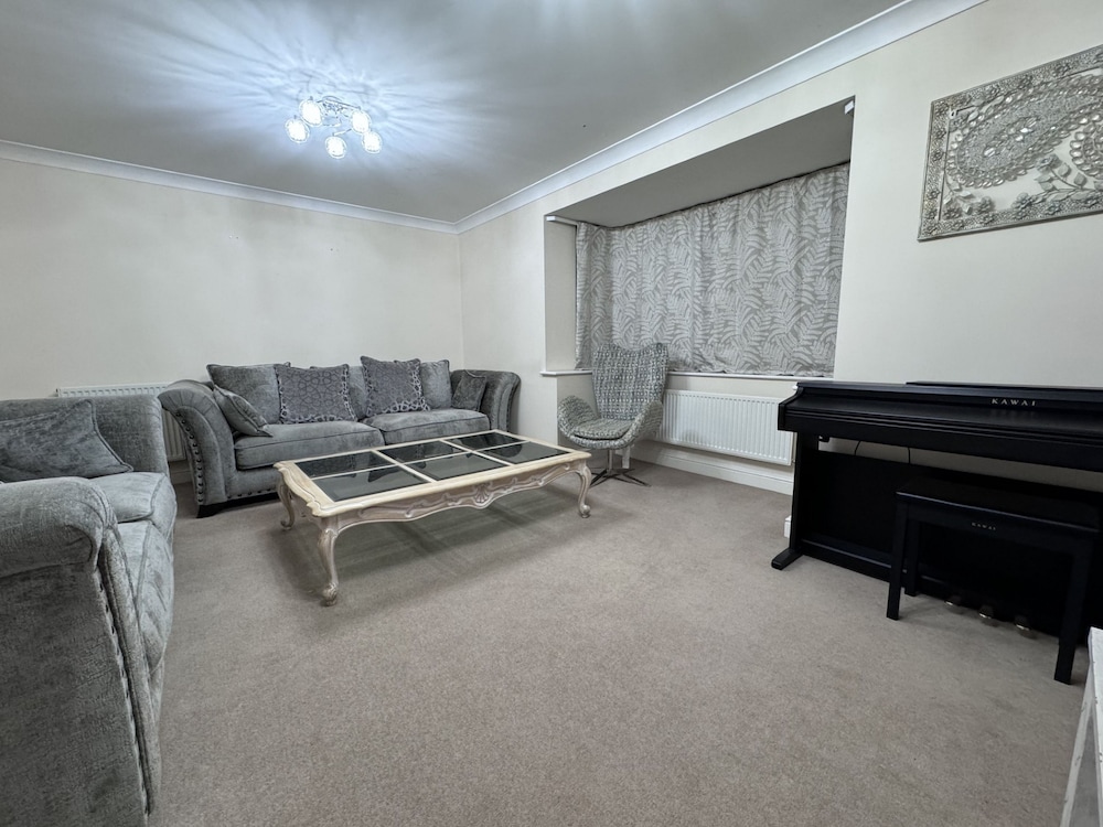 Spacious 4Bd House With Character In Coventry