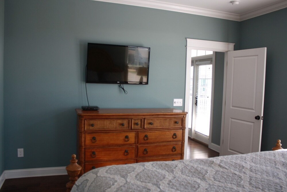 Beach Crew 4 Bedroom Home by RedAwning