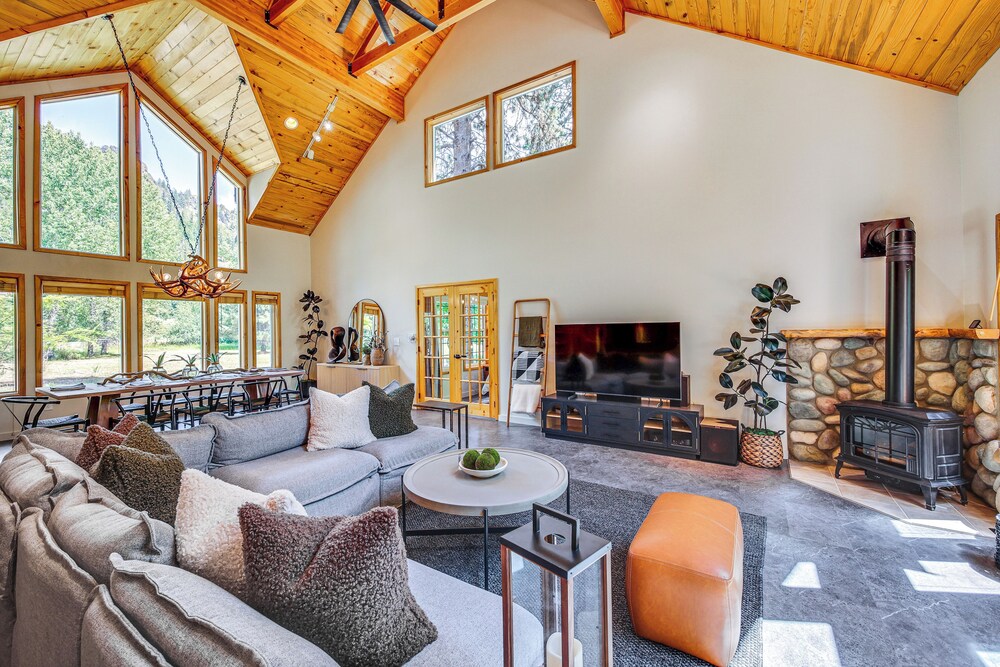 Luxury Cabin on Naches River, Near Mount Rainier!