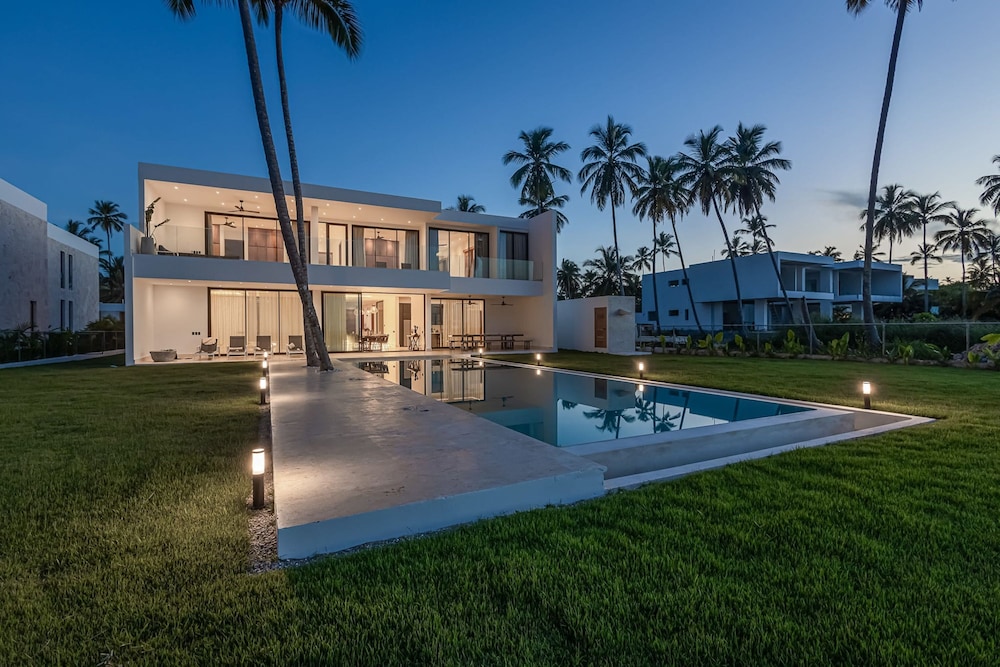 6BR Oceanfront Bliss With Private Chef and Pool