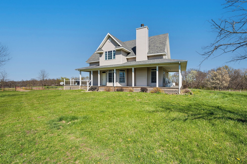 Fire Pit & Gazebo: Rural Warrensburg Getaway!
