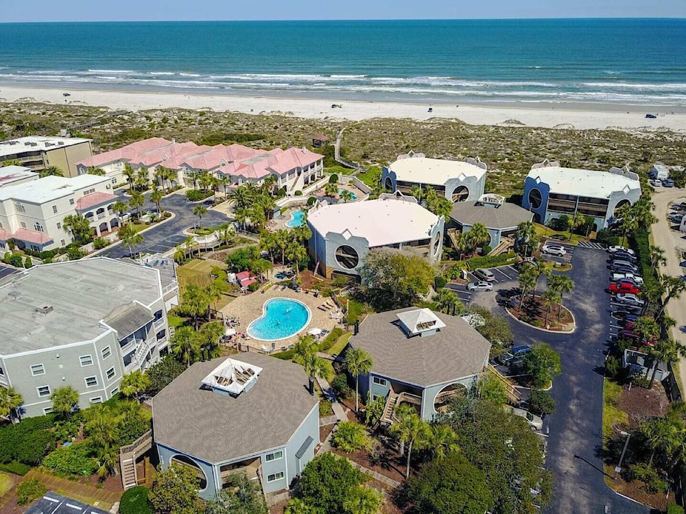 Luxe Oceanfront Retreat: St. Aug Hibiscus D202