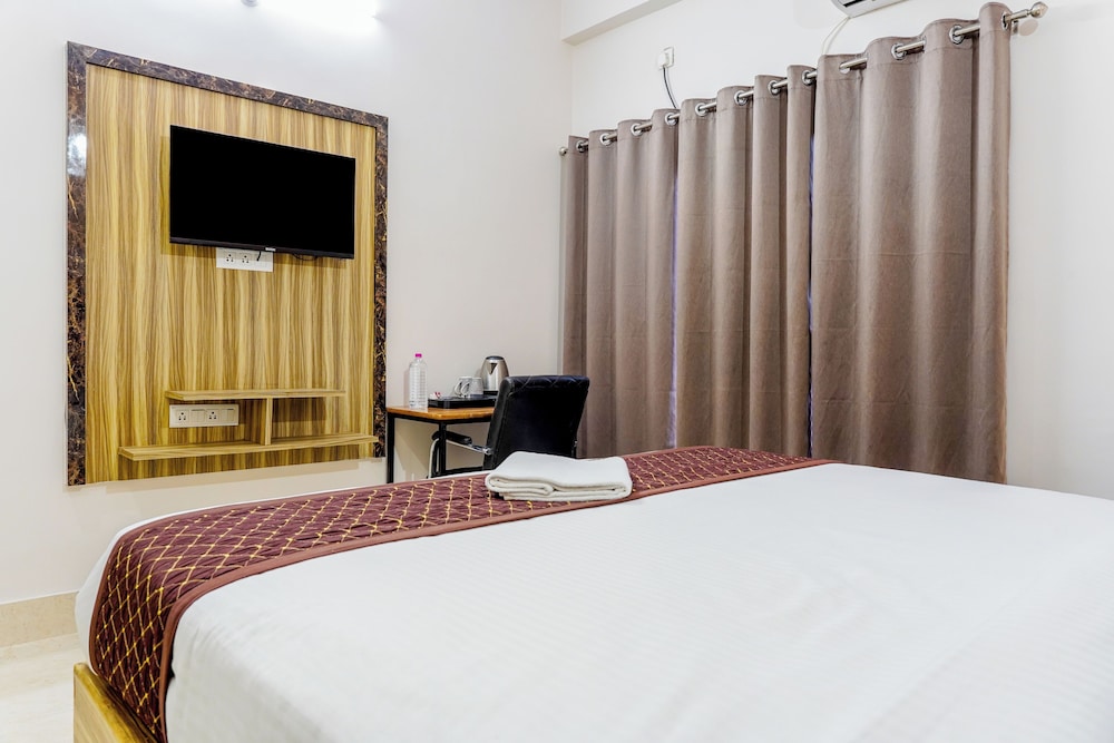 Navneeta Grand Hotel & Banquet Hall