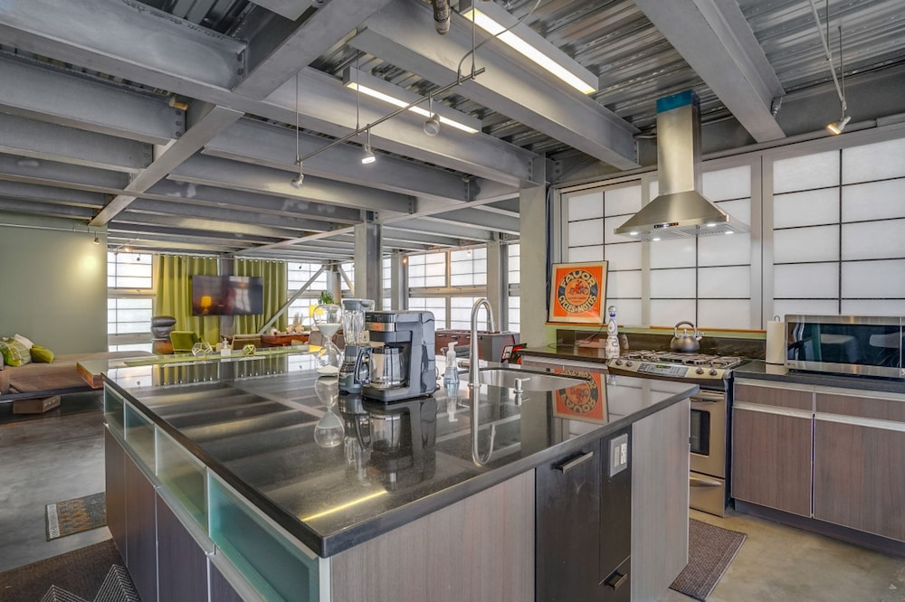 Modern Penthouse in Venice Beach-the Steel Rose-