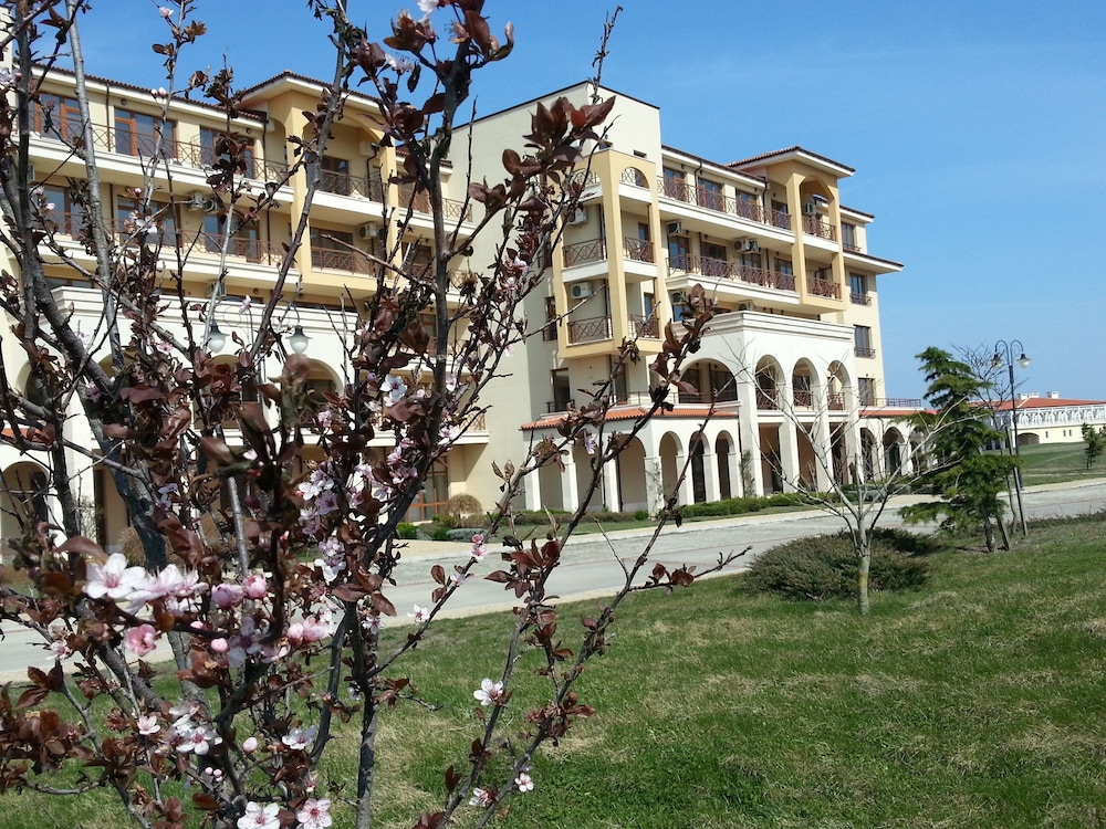 Lighthouse Luxe Estate Apart & Villas