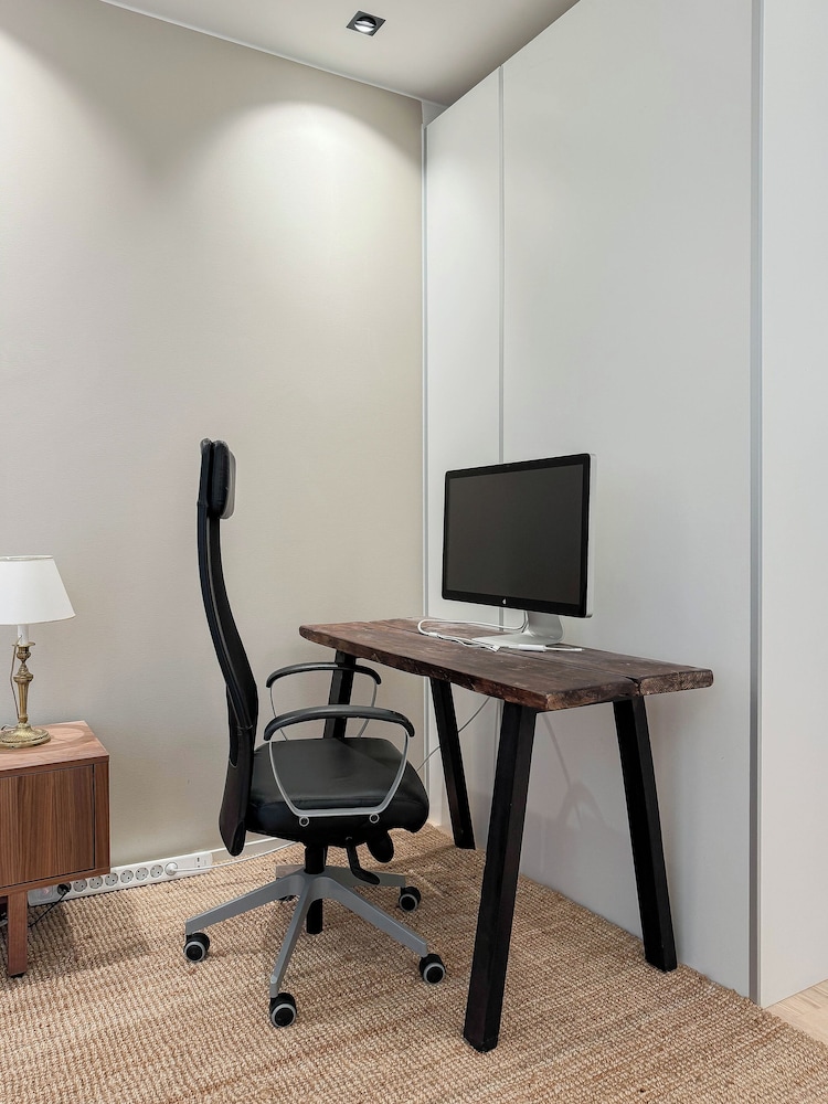 Stylish Downtown 2BR Flat with Sauna and Work Area
