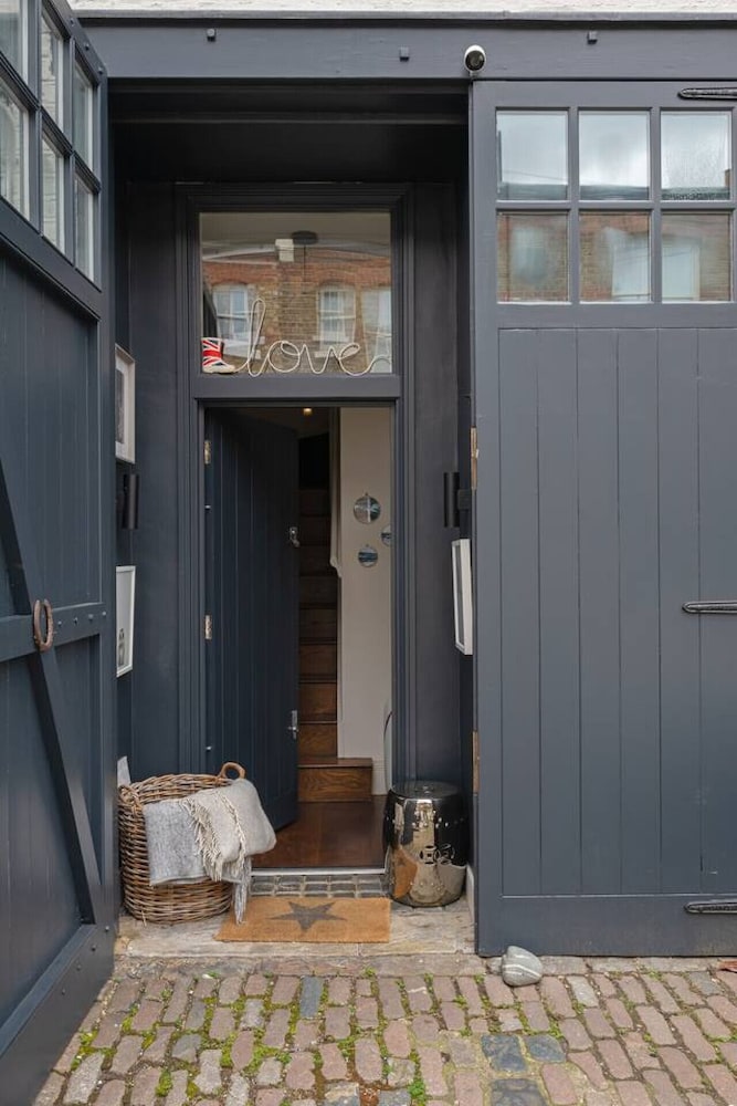 3-bed Home w Private Parking Fairytale Garden