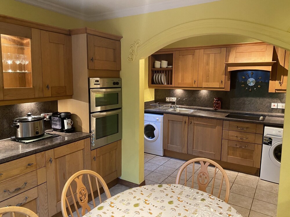 Country Cottage Sleeps 6 w/ Hot Tub & Dog-friendly view 3