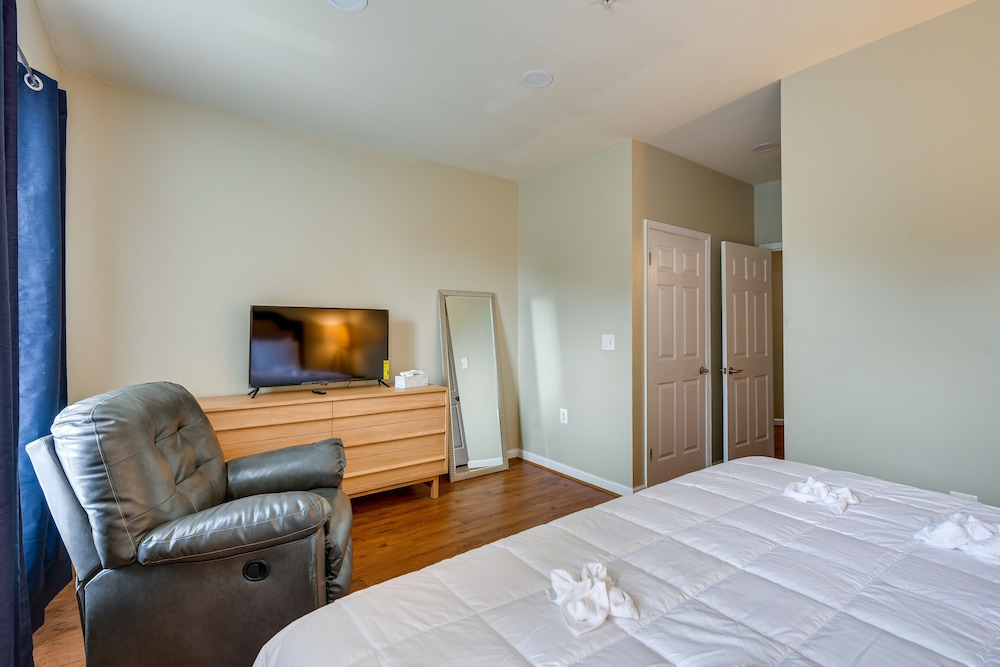Capitol Heights Apartment ~ 8 Mi to National Mall! view 5