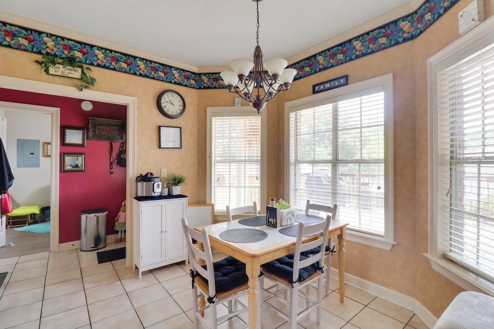 Spacious Suburban Home w/ Pool Access in Ridgeland