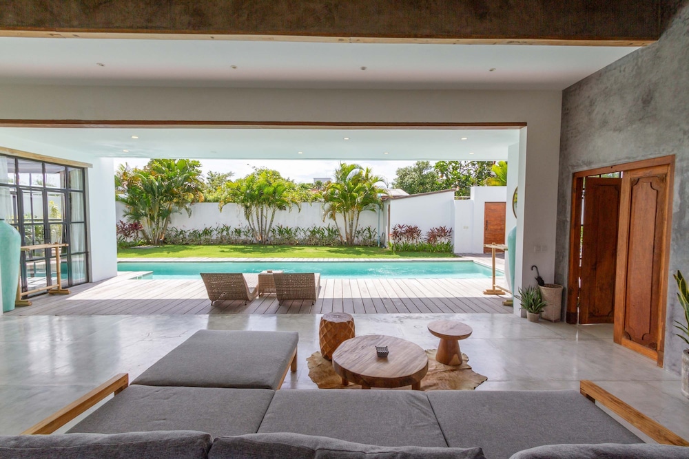 Villa Maje by Alfred in Bali - Tropical 3BD Villa w Pool Near Batu Belig Beach