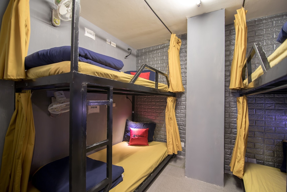RedDoorz Hostel @ Signature Inn