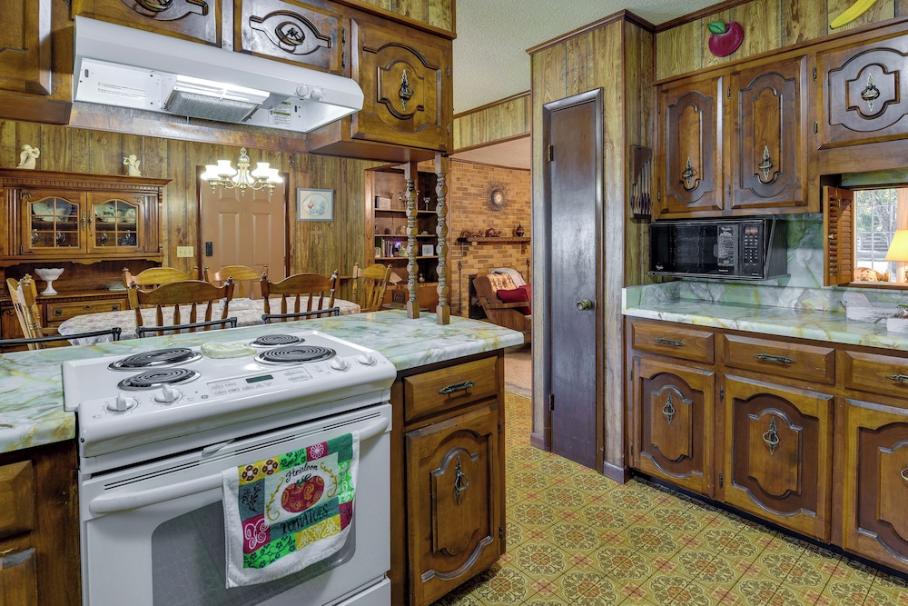 Vintage Chipley Getaway on Large Private Property - Property Image 3