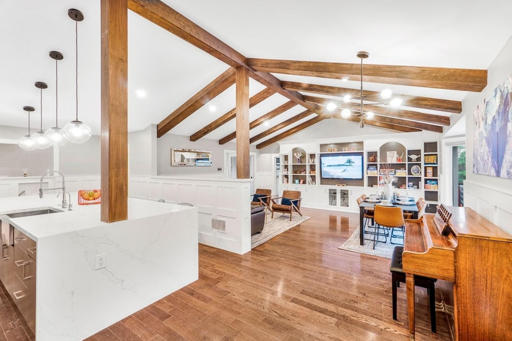 Georgina. New 4 Bedroom House Near Lake Simcoe