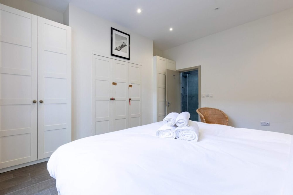 Elegant 2BD Flat 5 Mins to Kensington Gardens!