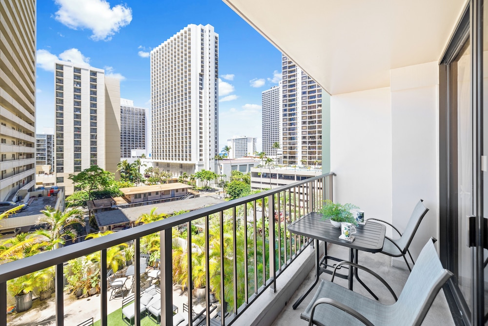 Waikiki Sunset Close to Beach with Parking
