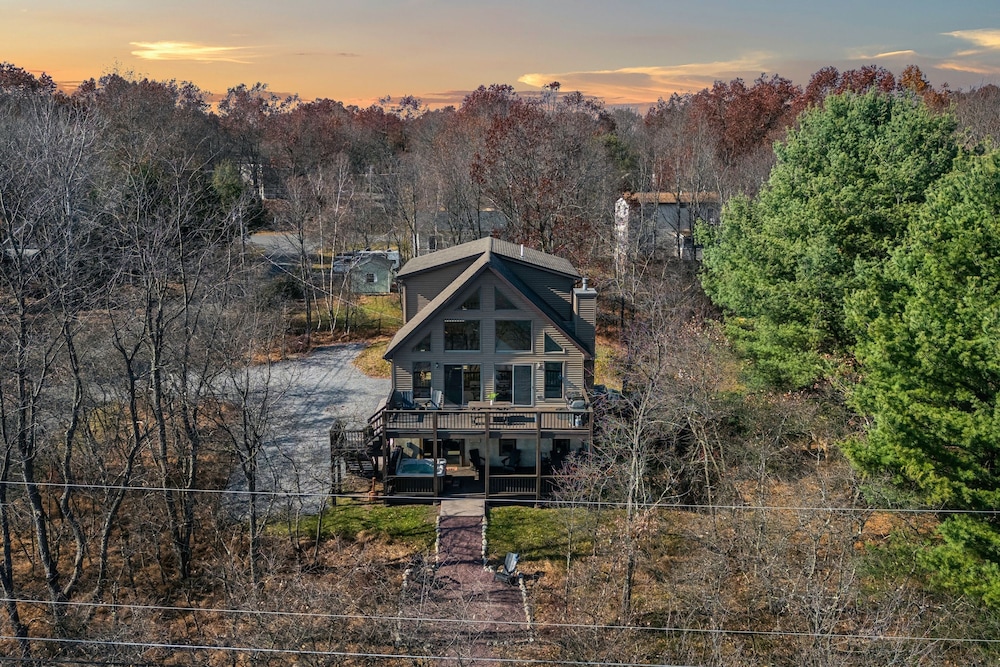 Lake View Chalet by Avantstay Lake Access Deck