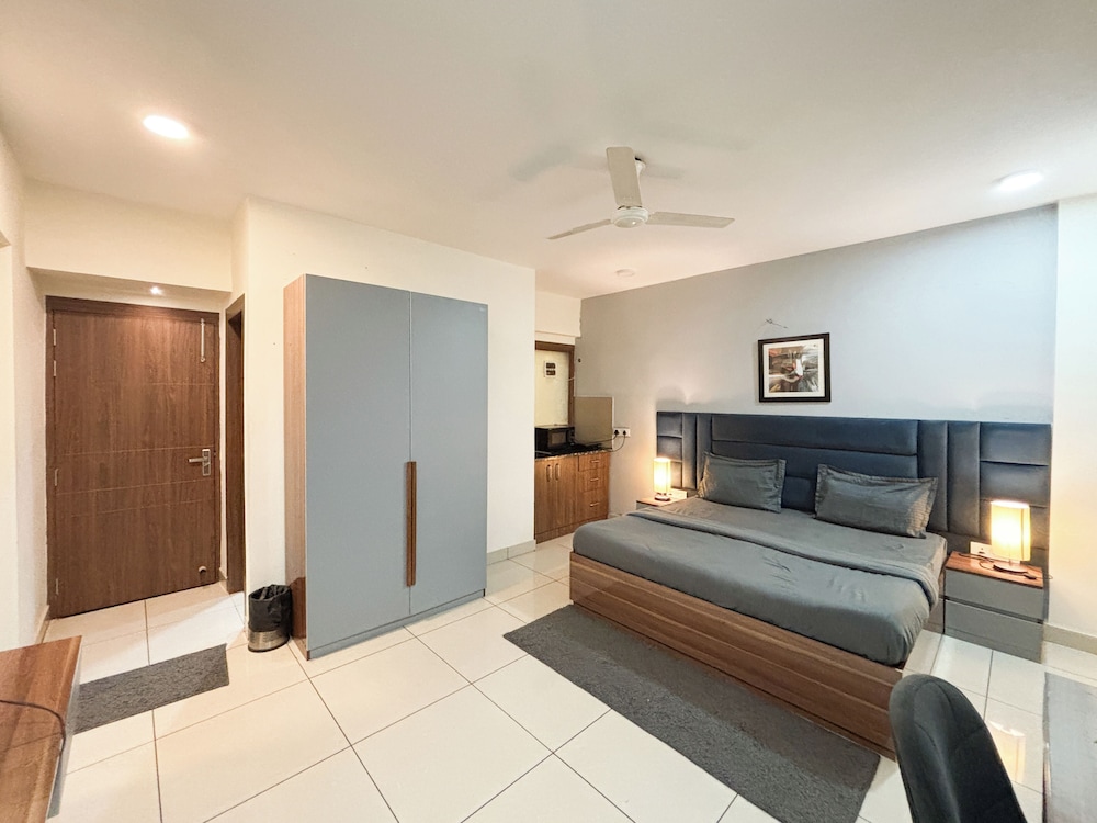 Housr Sector 28 Golf Course Road Next To Phase 1 Metro Station