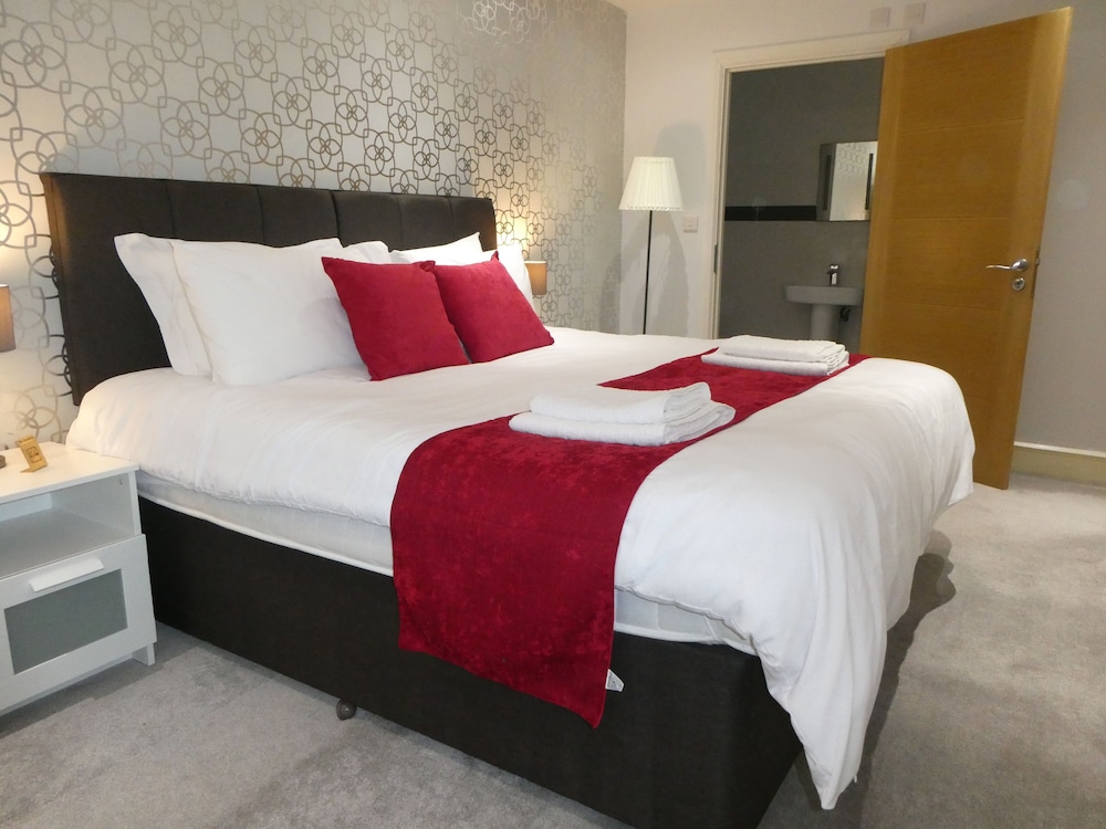 Riis Apartments Camberley view 4