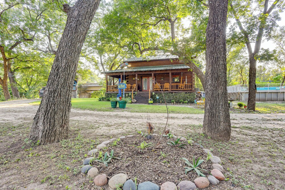 Private Pool: Fun Riverfront Retreat in Hamilton!