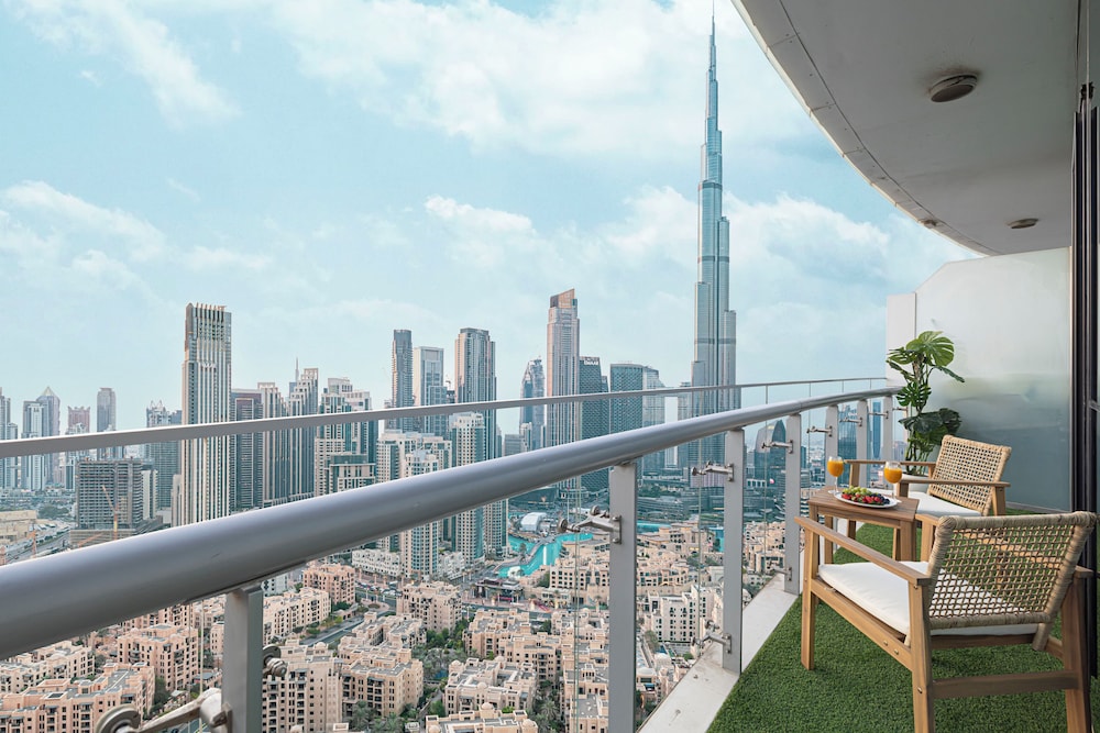 DAMAC Suites by Hostiva – Burj & Fountain