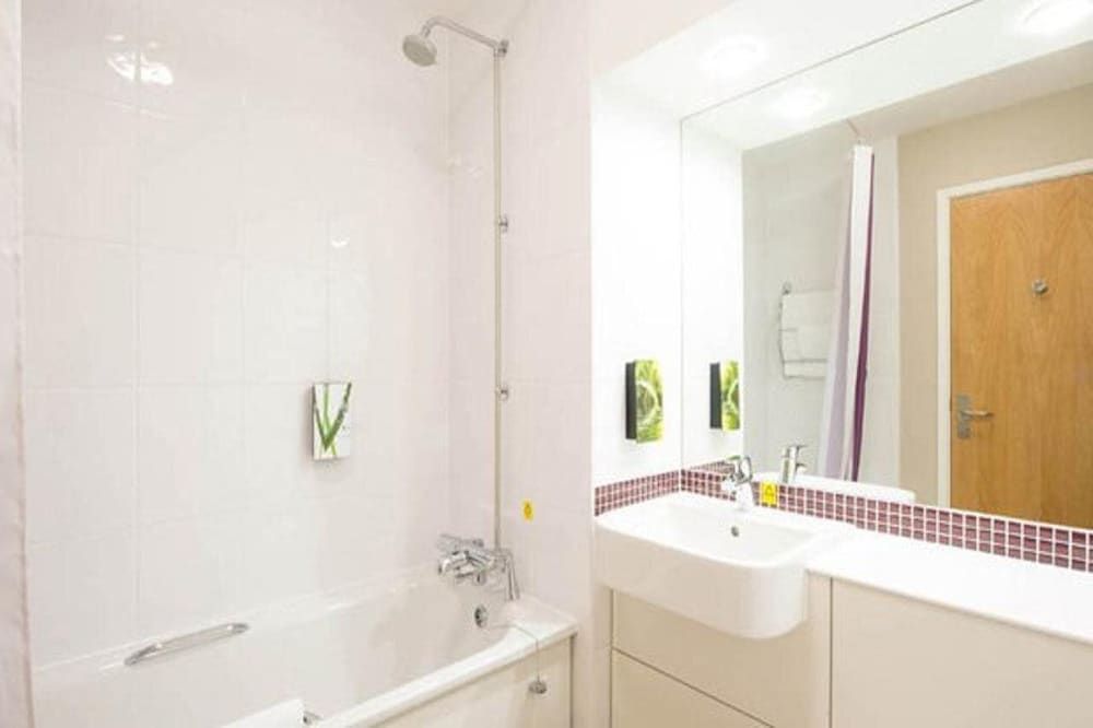 Premier Inn Manchester M56/J6 Runger Lane South, photo 8