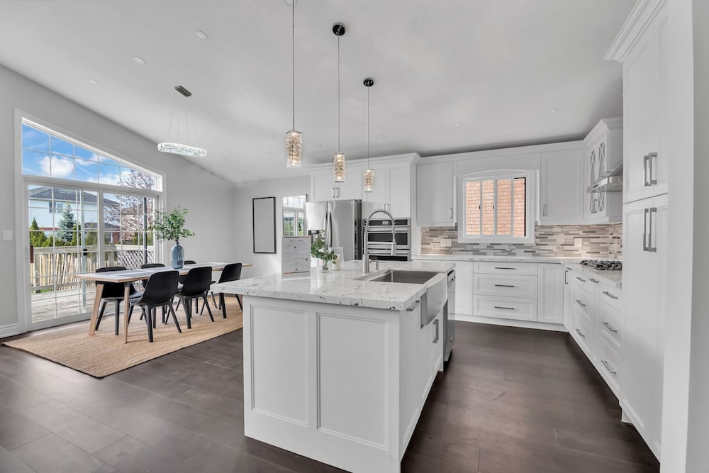 High-ceiling Home Relaxing Patio in Waterloo
