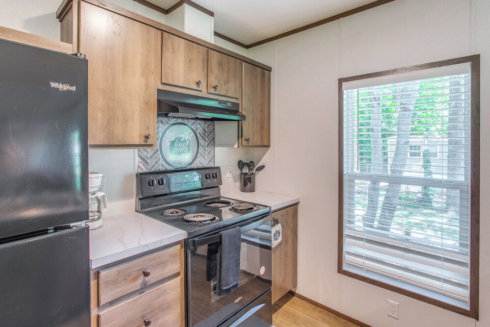 2 Mi to Ocean Isle Beach: Family Home w/ Deck!