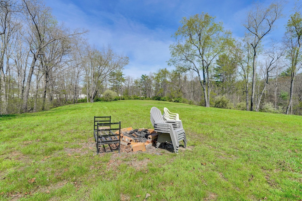 9 Mi to New River Gorge: Spacious Retreat w/ Porch