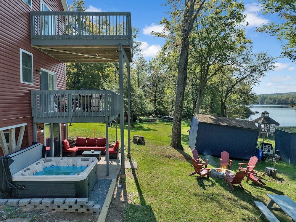 Lakefront Lodge Hot Tub Dock Kayaks