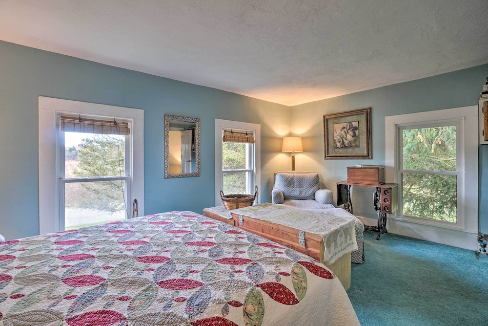 Vintage Farmhouse ~ 2 1/2 Mi to Mount Pleasant Ski view 4