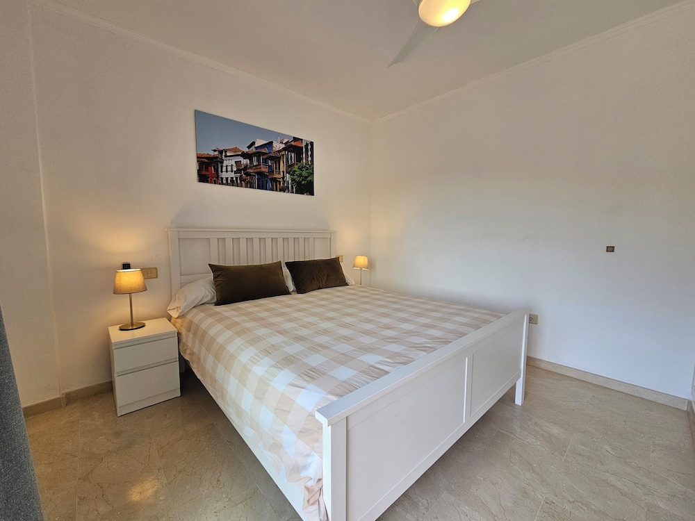 Comfortable Modern House With Jacuzzi, and Access to Swimming Pool