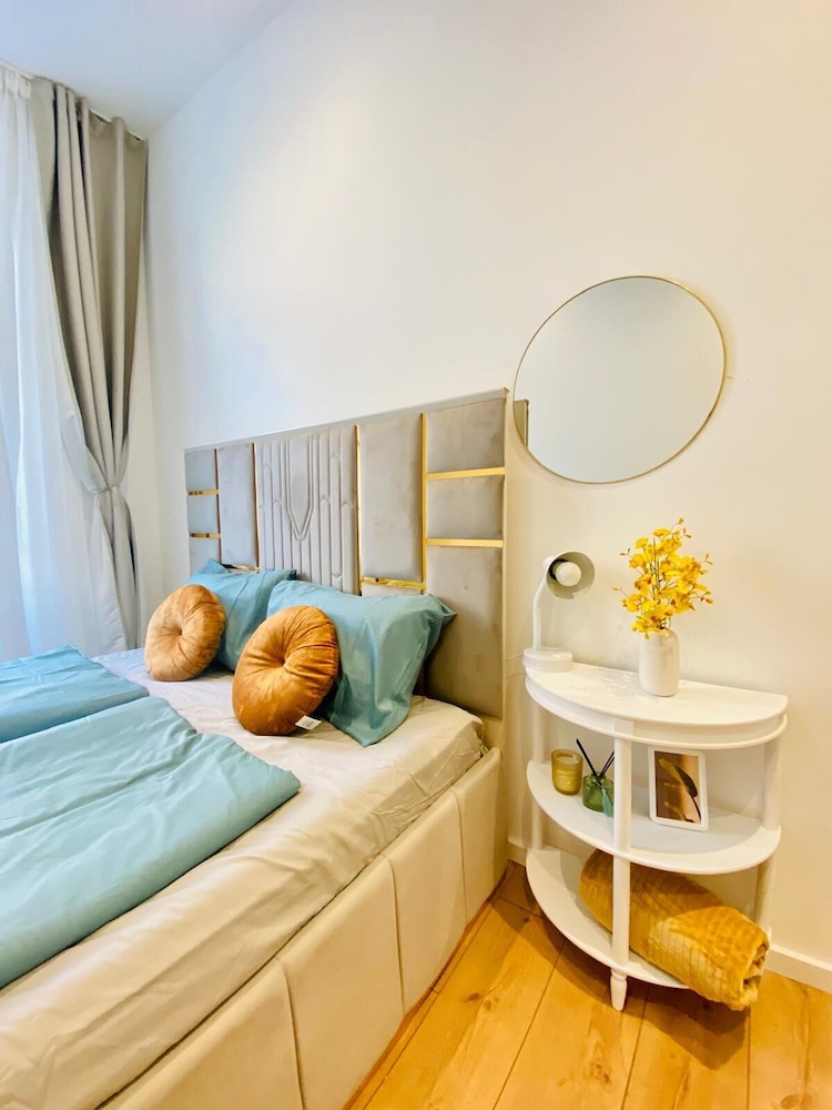 Comfy and Scenic 4BR Stay in Ottakring