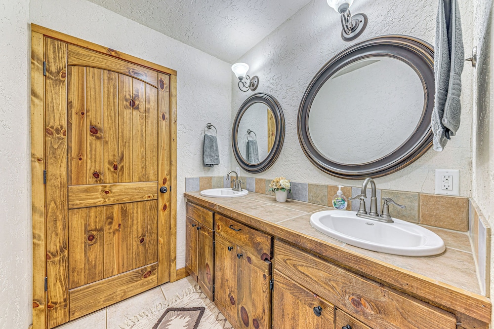Hot Tub Haven w/ Game Room & Grill in Ruidoso!