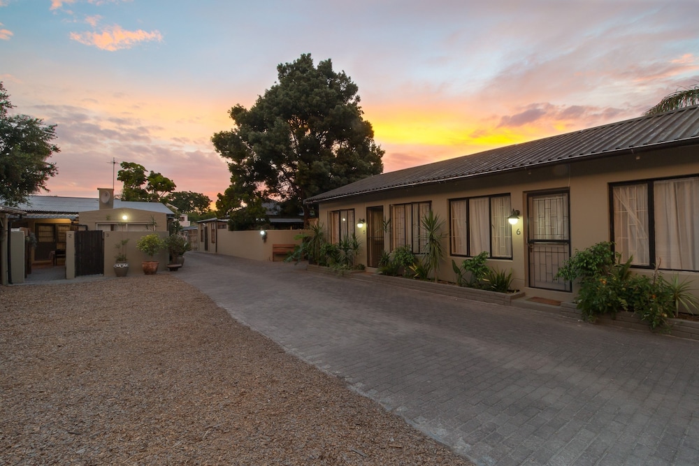 Inyathi Guest Lodge & Self Catering Chalets